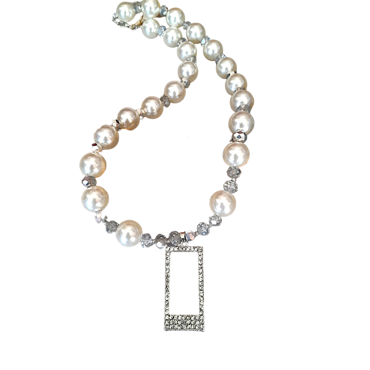 Handmade necklace consisting of pearl and crystal stones