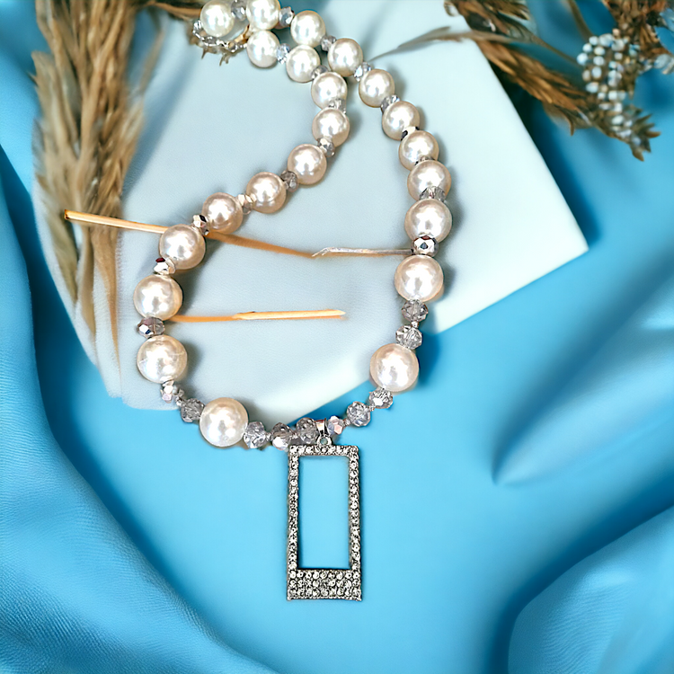 Handmade necklace consisting of pearl and crystal stones